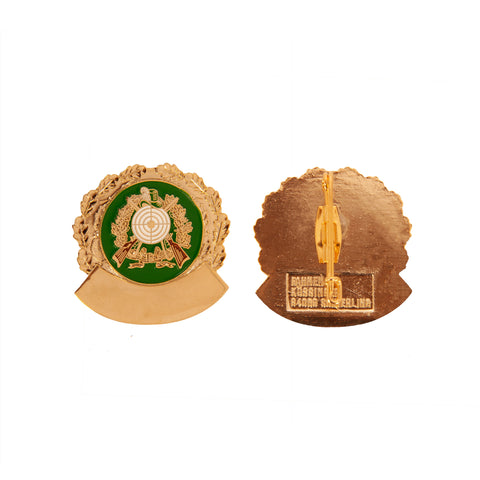 Hut mit Gewehren und Kranz