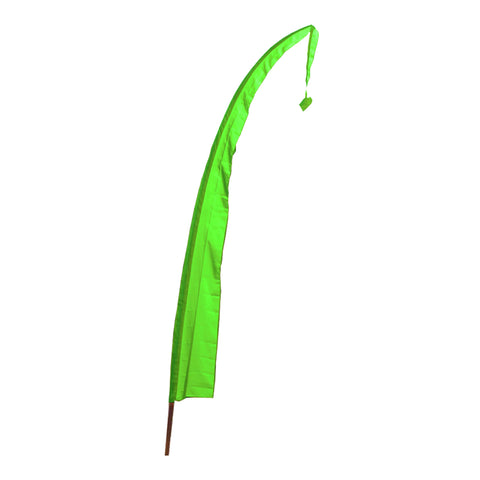 Eine grüne Balifahne mit Balifahnenstange