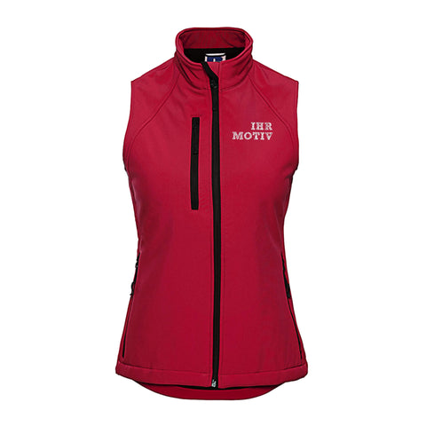 Taillierter, weiblicher Schnitt mit einem verlängertem Rückenteil