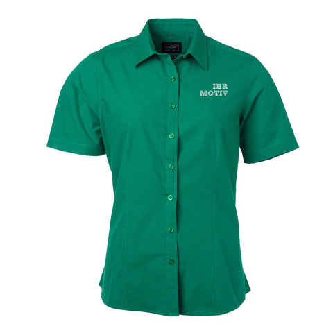 Die Bestickung Ihres Wunschmotives kann auf der linken Brustseite oder am Kragen erfolgen