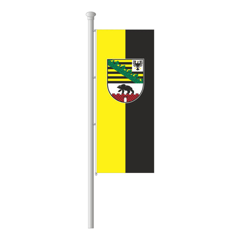 Sachsen-Anhalt mit Wappen Hissfahne im Hochformat