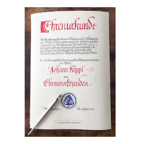 Kalligrafierte Urkunde mit Wappen oder Logo