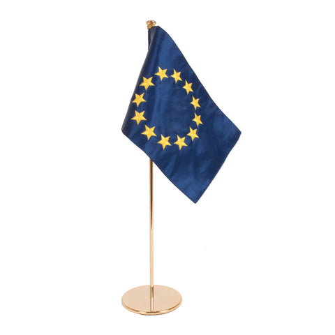 hochwertiges Satintischfähnchen Europa montiert an einem goldenen Tischständer