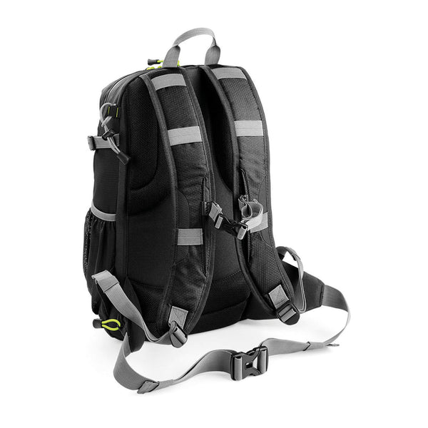 Der Rucksack hat verstellbare Brust- und Taillengurte, sowie ein ergonomisch geformtes Rückenteil