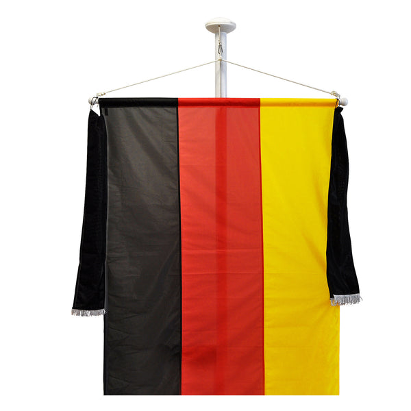 Trauerflore an Bannerfahnenenden montiert