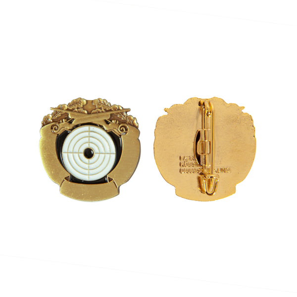 Zielscheibe mit Gewehren und Schriftband