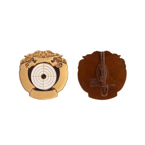 Zielscheibe mit Gewehren und Schriftband