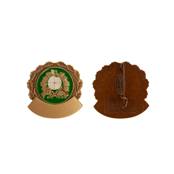 Hut mit Gewehren und Kranz