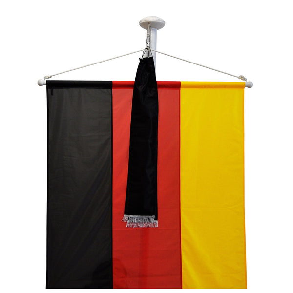 Ein schwarzer Trauerflor an der Bannerfahnen Hissvorrichtung montiert