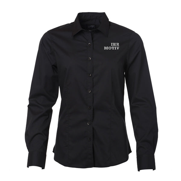 Die Bestickung Ihres Wunschmotives kann an der linken Brustseite oder am Kragen erfolgen