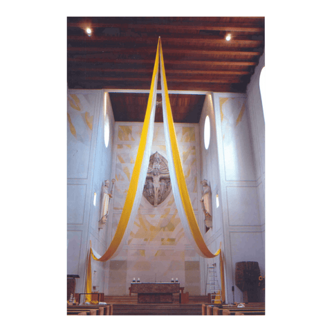 Gelb-Weißes Dekorationstuch über dem Kirchenaltar