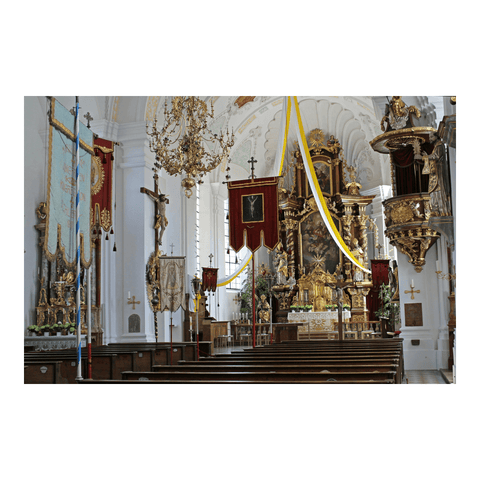 Kirchendekoration mit Gelb-Weißem Tuch und Kirchenbannern
