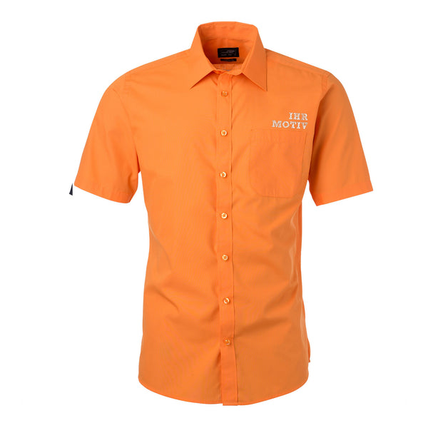 Das Hemd verfügt über einen abgerundeten Saum und Ton-in-Ton Knöpfe