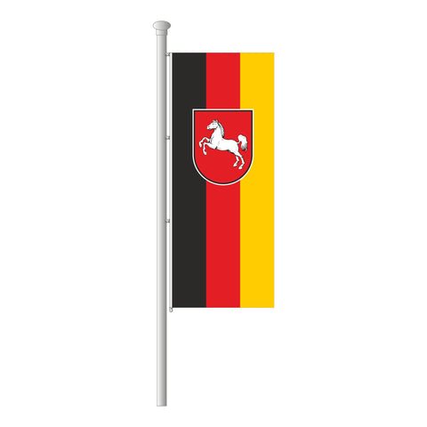 Niedersachsen mit Wappen Hissfahne im Hochformat