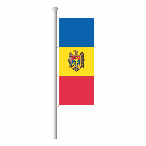 Die Hissfahne Moldawiens mit dem moldawischen Wappen. in blau gelb und rot