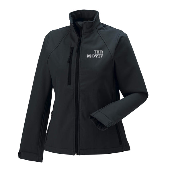 Die hochwertige Softshelljacke hat ein verlängertes Rückenteil