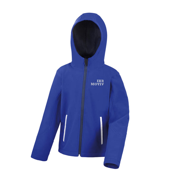 Die Kinderjacke hat einen Kapuze und ein verlängertes Rückenteil