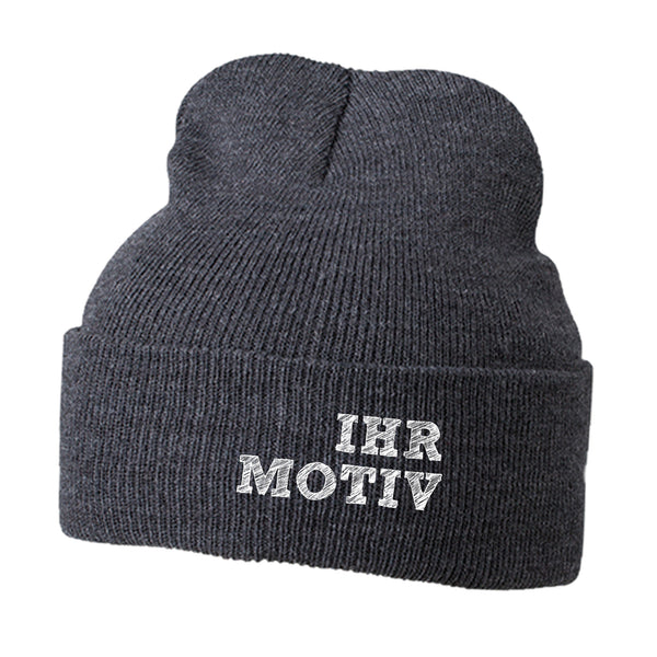 Mütze mit Logostick mittig auf der Krempe