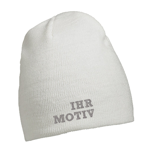 Logostick auf enganliegender Strickmütze