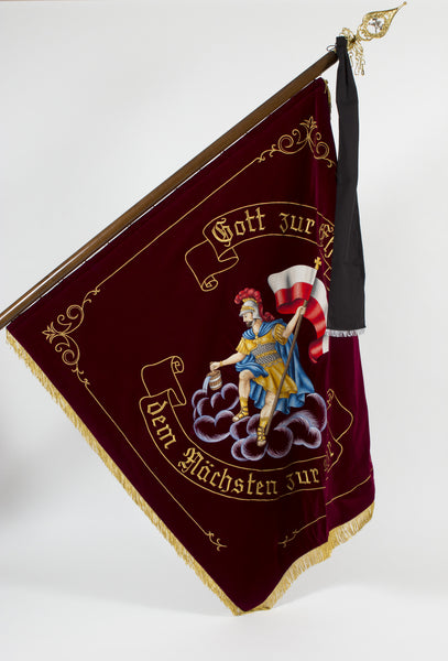 Trauerflor an einer Vereinsfahne mit Stange und Spitze