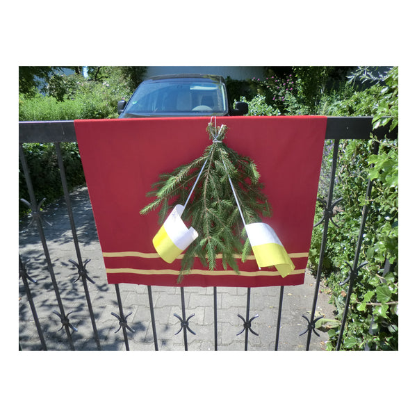 Fronleichnamstuch mit Papierfähnchen