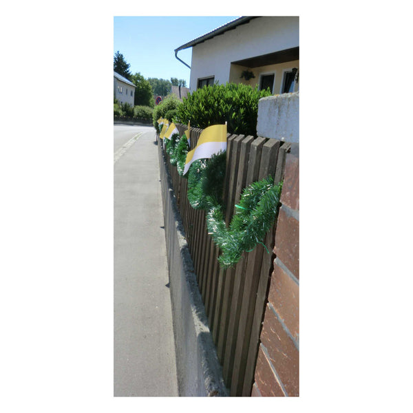 Gelb-Weiße Papierfähnchen als Dekoration zu Fronleichnahm